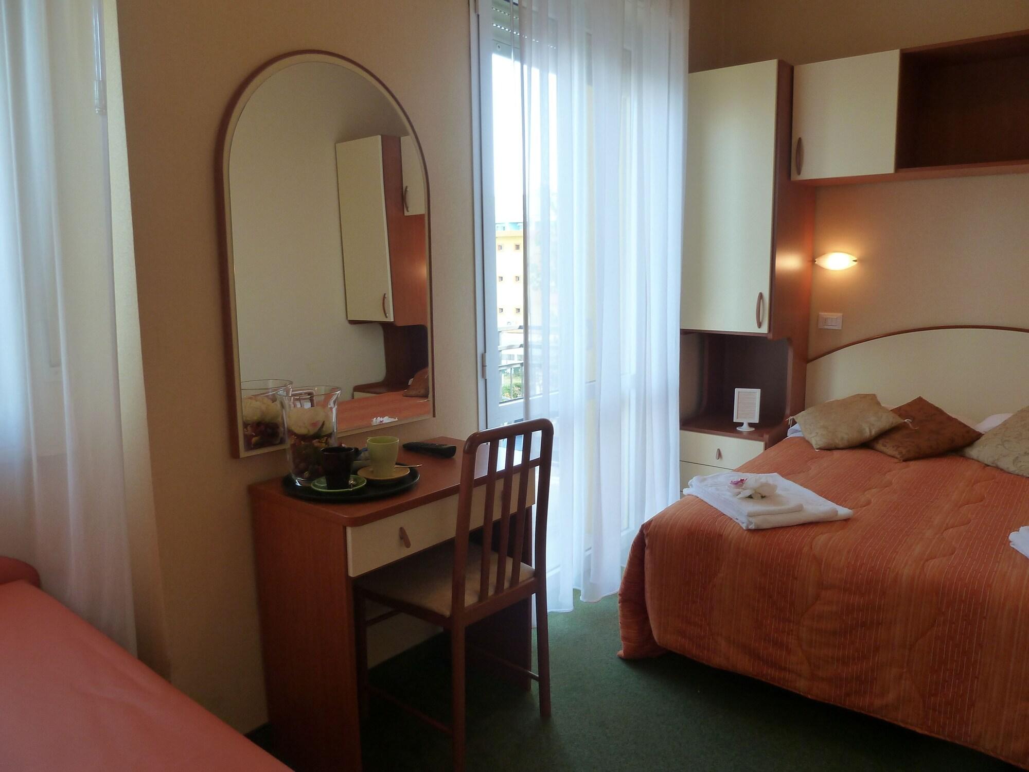 Hotel Crosal Rimini Exterior photo