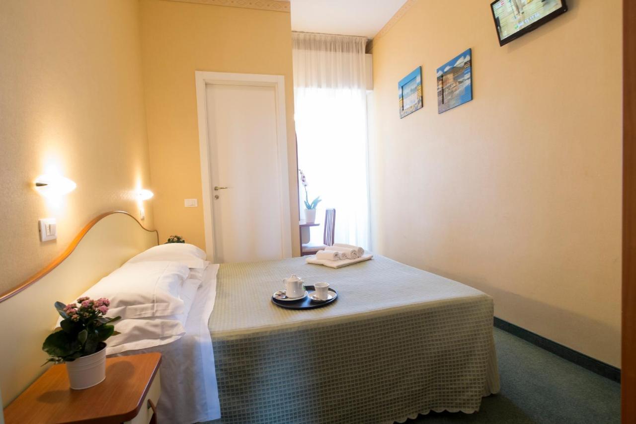 Hotel Crosal Rimini Exterior photo