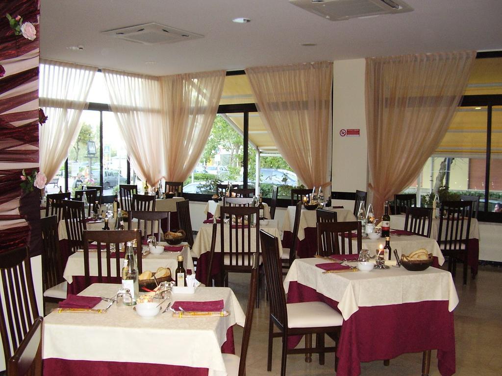 Hotel Crosal Rimini Exterior photo